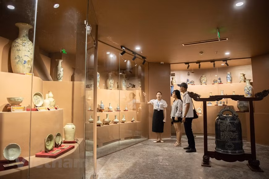 博物馆区域设有4层楼；一楼是陶瓷广场，这是参观者与艺人互动交流的场地，也是举办传统文化活动之地；二楼和三楼展示钵场村独特、精致的古老铅釉陶；四楼是绿色的树木空间，也是孩子的娱乐和体验的地方。博物馆的后面是四层楼的建筑物，这是商用的楼房以及专家和艺人的住所，里面设有砵场美食餐厅。图自Vietnam+