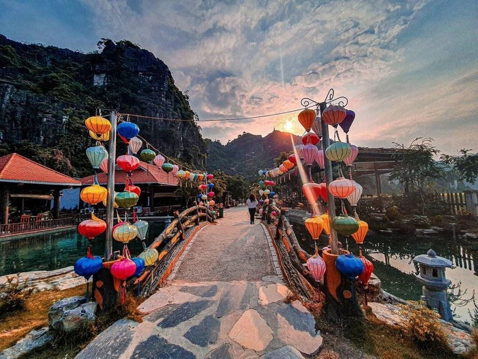 美丽的宁平，以优美的景色与悠久的历史价值著称，被世界自然与文化遗产记录在册，成为众多游客旅途的必经之地。与美景、文化相匹配，这里的美食也远近闻名。以锅巴、羊肉闻名的宁平，拥有许多平价美味，比如螃蟹炒罗洛胡椒叶、包鳗鱼、茜草红烧鱼……这些美味都很少有人知道。图自Vietnam+