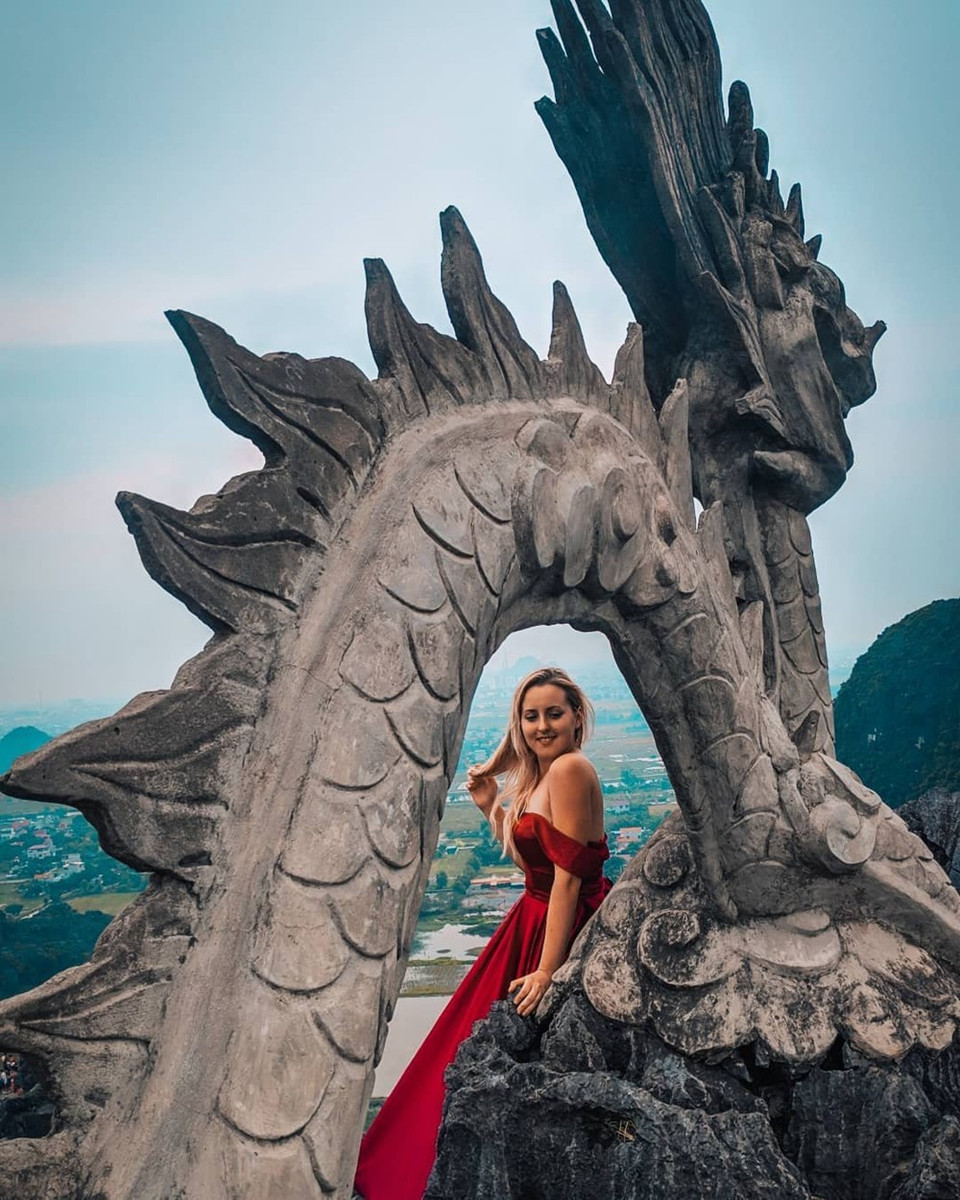 对于热爱自然风景的游客来讲，舞洞是观赏三谷全景最理想的地方。从山顶俯瞰，三谷区尽收眼底，景观因季而异，山水迷人。这里被誉为旅游胜地三谷的灵感女神。2020年，宁平省获选为国家旅游年举办之地，因此，舞洞和该省的其他旅游景区不断吸引大量国内外游客前来观光旅游。图自Vietnam+