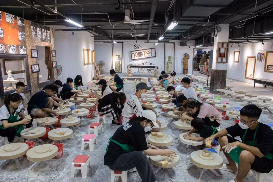 钵场陶瓷博物馆还为美术工业大学生、艺人、艺术家和陶瓷爱好者设置一个艺术创作营。这里有大量用于创作陶瓷作品的机械、原料等。该中心建设的主要目的在于推崇越南陶瓷手工艺精髓，向游客介绍越南各陶瓷手工艺村的陶瓷产品。图自Vietnam+