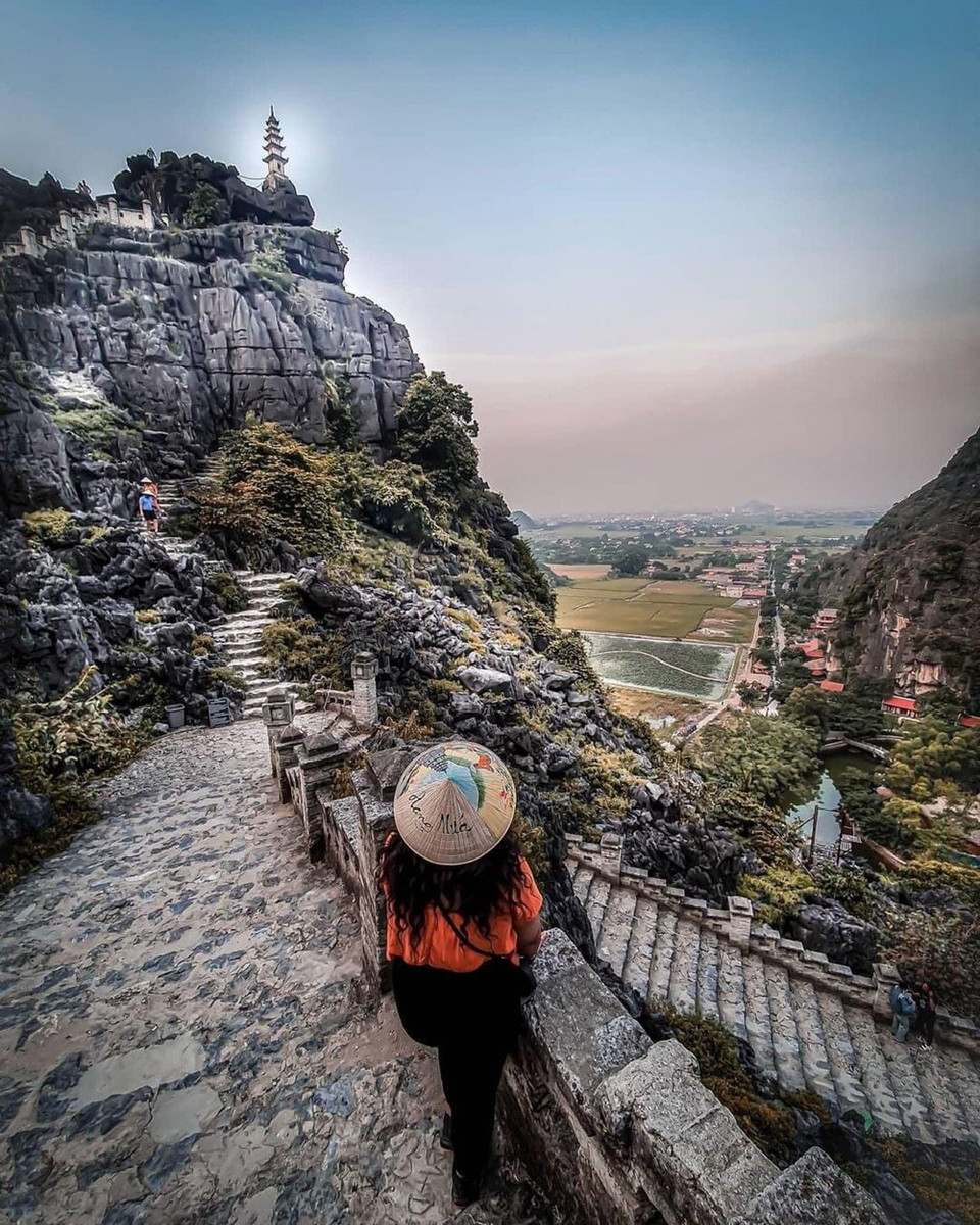 除了美丽的风景之外，舞山模仿万里长城建筑修建的山路是一大特色，该路共有486级石阶，因此这里也被称为“越南万里长城”。2020年，宁平省成为了国家旅游年的举办之地，因此，舞洞和该省的其他旅游景区将继续吸引大量的国内外游客前来观光旅游。图自Vietnam+