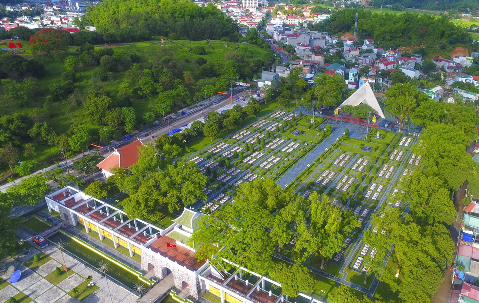 A1烈士陵园占地面积3.2公顷，于1993年投资升级，是1954年在奠边府战役牺牲的各位英烈的安息之地。图自越通社