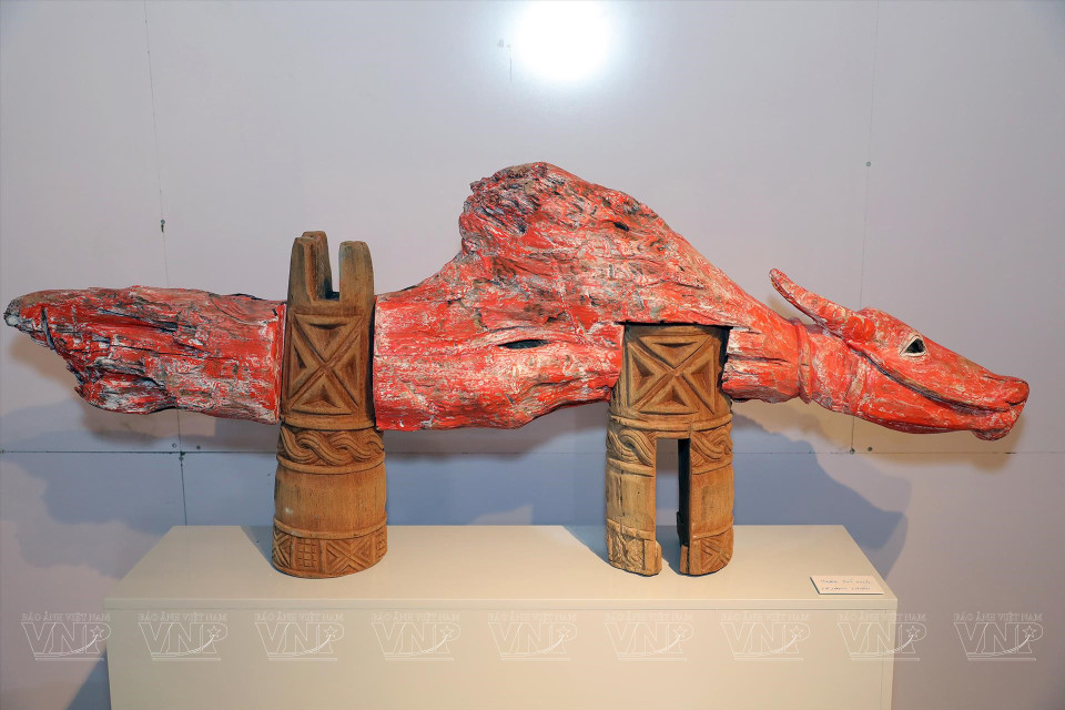 黎玉顺画家在此次雕刻艺术展上介绍大象、龙、水牛、公鸡等动物的木制雕刻作品。他的每一件作品款式丰富，其使用富有广南省西江县戈都族人传统文化的现代造型风格。图自《越南画报》