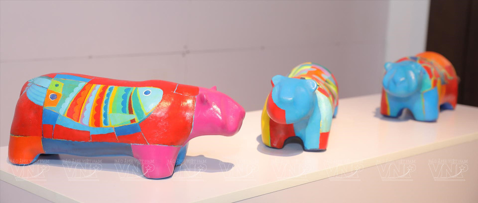 年轻画家黎明智已制作出水牛、黄牛、猪、鸡和狗等可爱小动物的手工木制作品。黎画家在小动物雕刻作品上涂漆，再画上各种小花纹。它主要是用对比强烈的颜色，将雕刻和绘画艺术完美融合在一起。图自《越南画报》