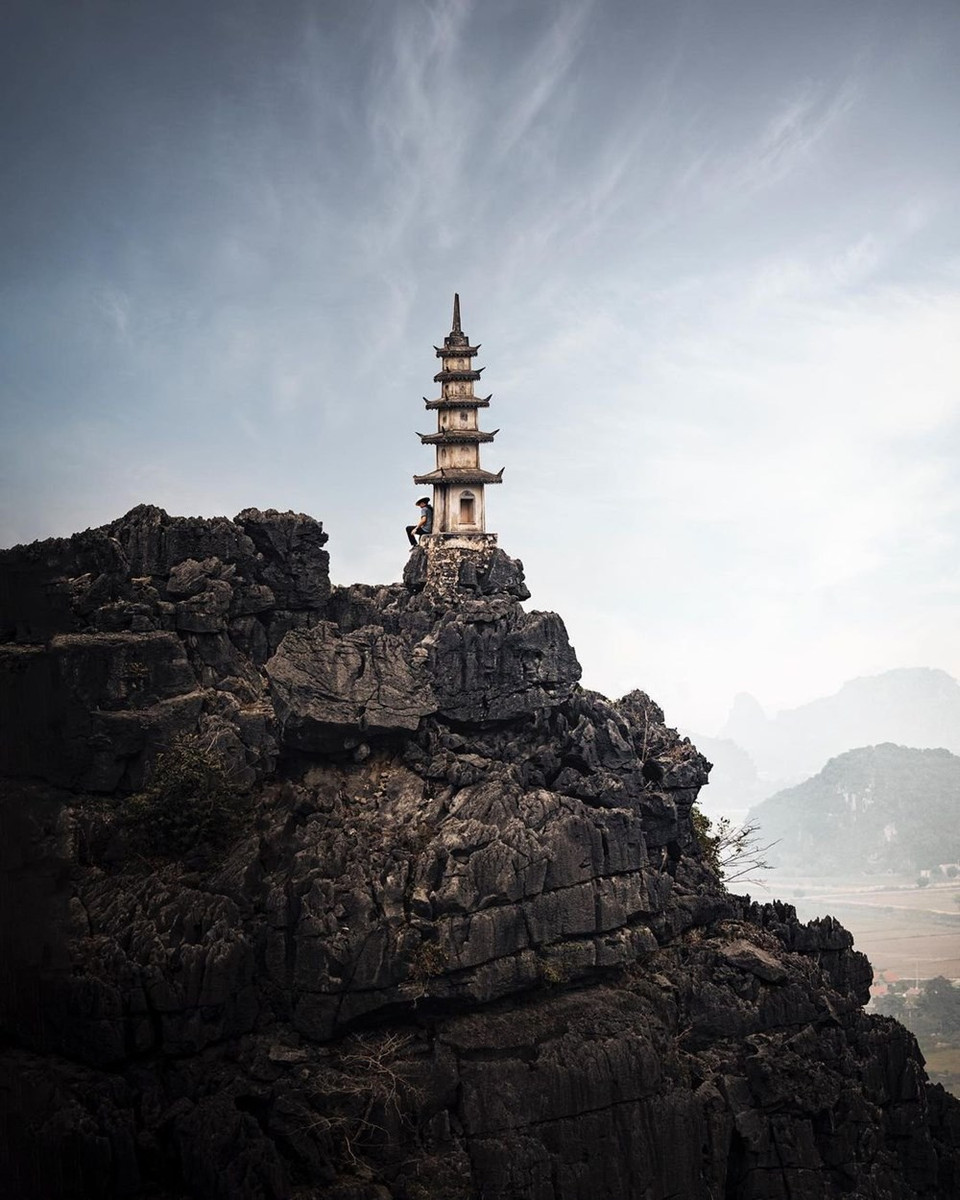 近几年来，宁平省旅游业取得突破性发展，许多旅游景点颇受国内外游客喜爱，其中包括长安名胜群、三谷碧洞、云龙湿地、沛顶寺和新兴旅游景点——舞洞。舞洞坐落在舞山脚下，位于平省华闾县宁春乡溪头下村的生态旅游景区，景色别具一格，获得了国内外游客的称赞和好评。舞洞被称为宁平省拍照最美的地方，吸引众多外国游客前来打卡，当地美景图片密集出现在社交网络和国际旅游论坛上。图自Vietnam+