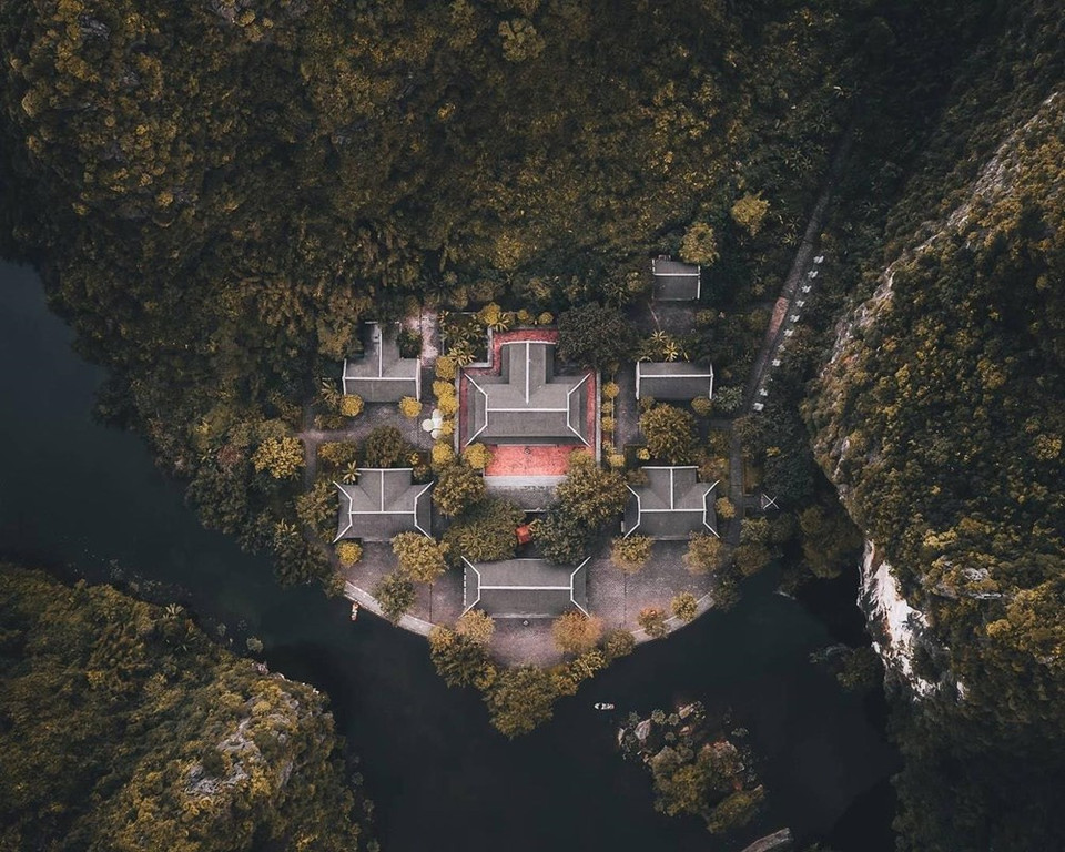 宁平省有着大自然赐予的绝美名胜区——长安生态区。这是世界遗产—长安名胜群中的一部分，并被誉为露天地质博物馆。长安的丰富独特岩洞群每年接待数十万人次的国内外游客前来参观。长安生态旅游区的山洞群形态各异，种类多样。每个山洞都有其独特的特色，由于石灰石的溶解和沉积形成了一组组相互挨着的石钟乳。图自Vietnam+