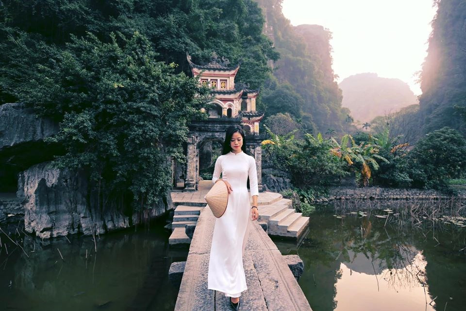 距河内市以南约一百二十公里的三谷—碧洞名胜区是宁平省华闾石灰岩群体中的一部分。越南宁平省三谷碧洞胜地享有“南天第二洞”美誉，是越南最受欢迎的旅游景点之一。三谷以其山洞群和水上石山而被誉为“陆上下龙湾”，特别是这里还保存着与陈朝有关的多处历史遗迹。图自Vietnam+