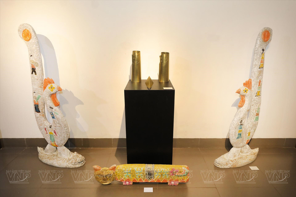 四名画家的雕刻作品被整齐地排列，衬托出每一件作品的艺术魅力。图自《越南画报》