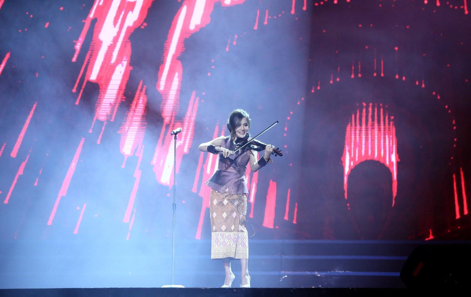 来自日本和东盟各国的歌手及文艺工作者参加了音乐晚会。越通社记者成达 摄