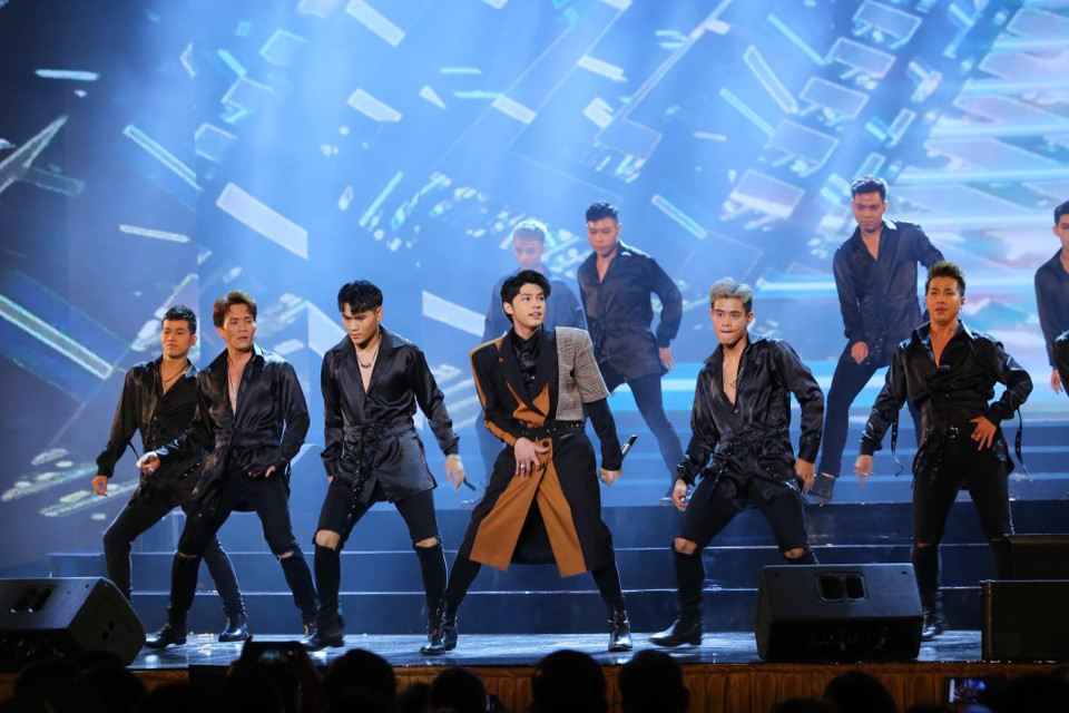 越南歌手富盛演出的节目。越通社记者成达 摄