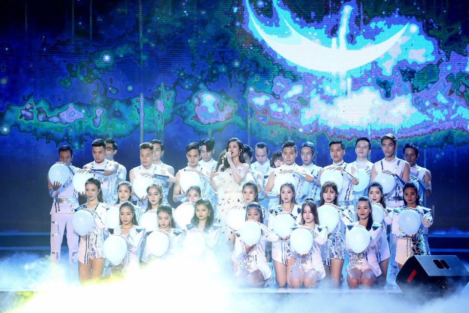 越南歌手冬儿的文艺节目。越通社记者成达 摄