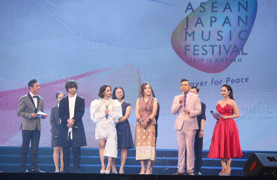 来自日本和东盟各国的歌手及文艺工作者进行现场交流。越通社记者成达 摄