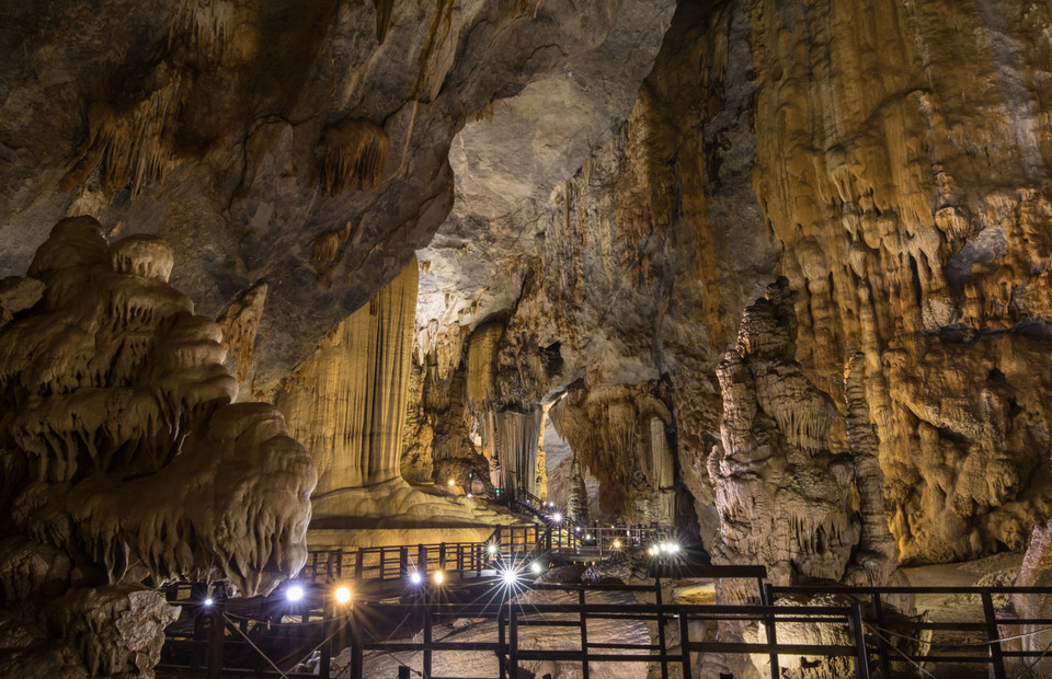 天堂洞美丽壮观的钟乳石和石笋。图自越通社