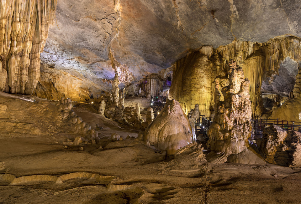 天堂洞美丽壮观的钟乳石和石笋。图自越通社