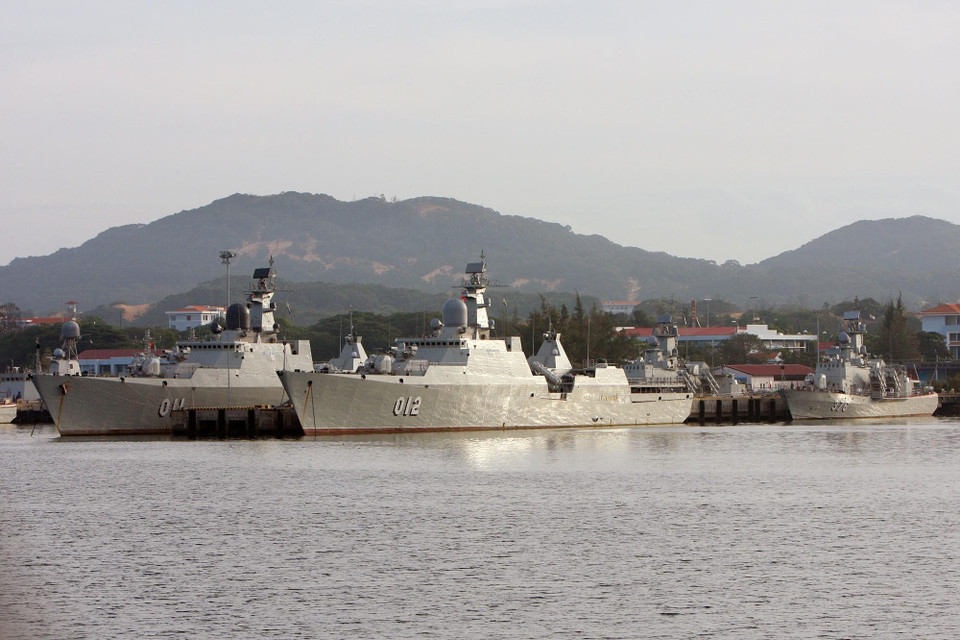  图为越南海军“丁先皇”号(舷号HQ011)和“李太祖”号(舷号HQ012)护卫舰编队。越通社记者杨江 摄 