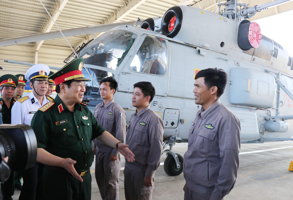  越南国防部长吴春历大将访问海军空军954号旅。越通社记者先明 摄