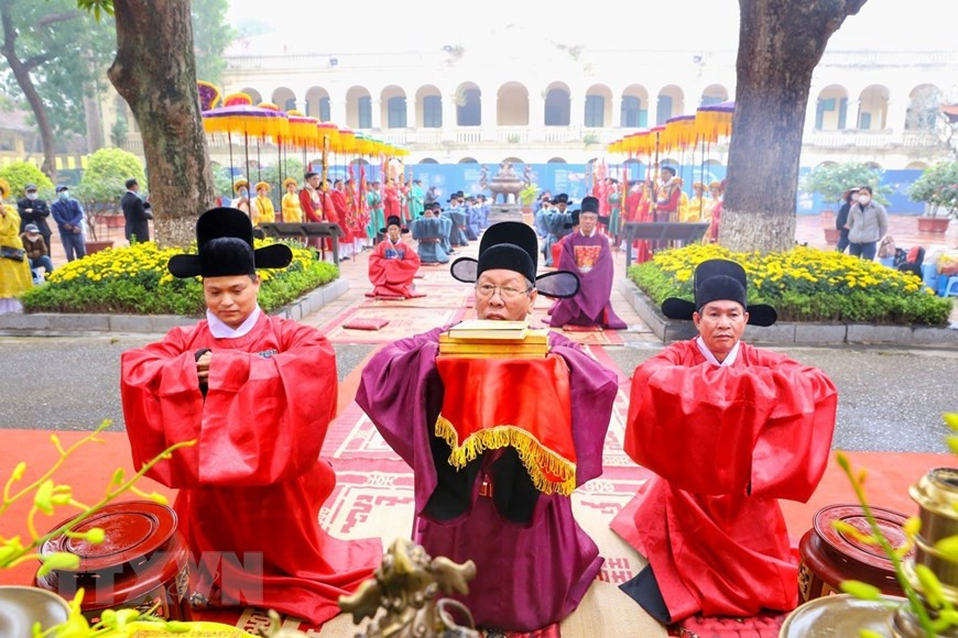 再现黎朝时期官员向皇帝进贡历书的礼仪。图自 越通社