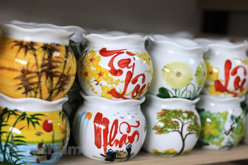 春节期间，陶瓷家居用品给产品穿上新衣，打造成为特色文化创意产品，例如：财禄花瓶、梅花盘子、缤纷色彩的春节果酱盒等。图自越通社