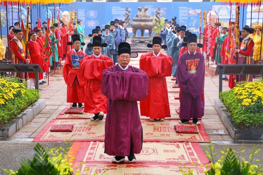 参加历书进贡仪式的官员进行行礼礼仪。图自 越通社