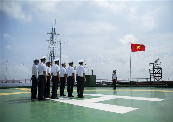 在DK1海上高脚屋上举行的向国旗敬礼仪式全景。图自越通社