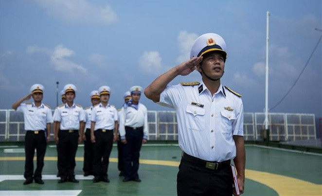 DK1海上高脚屋指挥长黎文士少校主持向国旗敬礼仪式。图自越通社