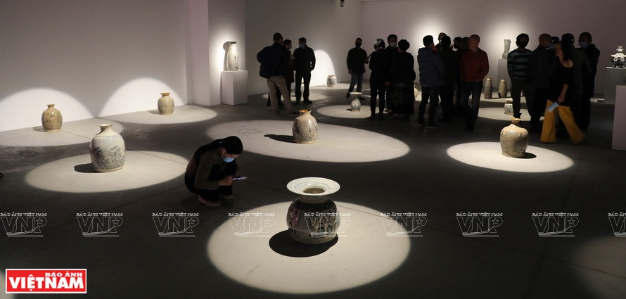 灯光的灵活和巧妙应用为本次展览增添艺术感。图自越通社