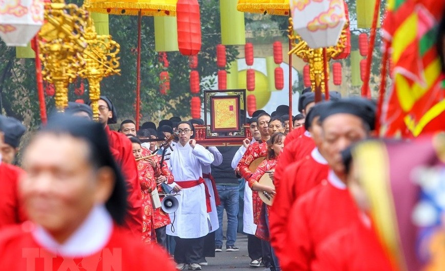 迎历书队将历书送到行礼的地方。图自 越通社