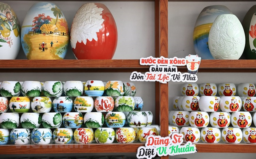 成品在出炉后被摆在展示区向客户介绍。图自越通社