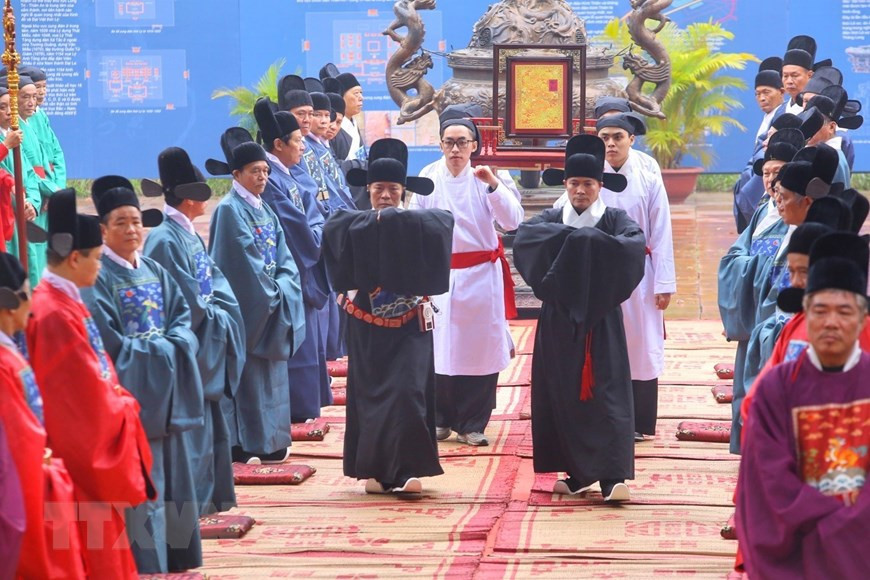 再现黎朝时期官员向皇帝进贡历书的礼仪。图自 越通社