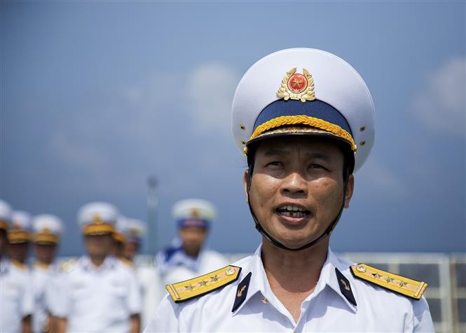 范忠坚上尉在仪式上宣读军人誓言。图自越通社