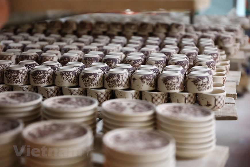 这段时间的窑炉总是处于满负荷状态，平均每“批”家用陶瓷要烧17个小时。图自越通社