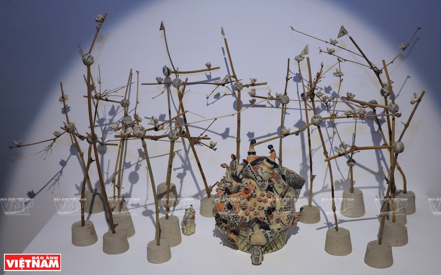 “Loong Koong”展览会上的作品。图自越通社