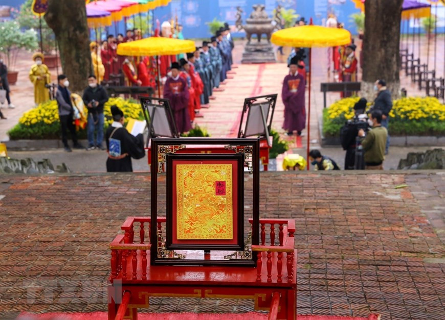 大臣要向皇帝进贡历书。图自 越通社