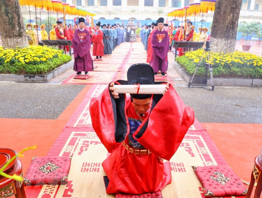 再现黎朝时期官员向皇帝进贡历书的礼仪。图自 越通社