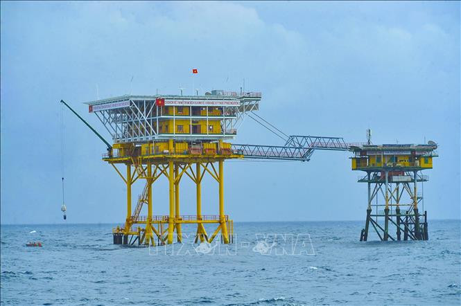 DK1海上高脚屋全景。图自越通社