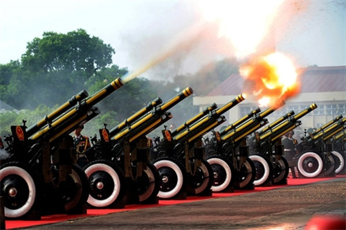 5门礼炮同时鸣放。（图片来源：越南快讯网）