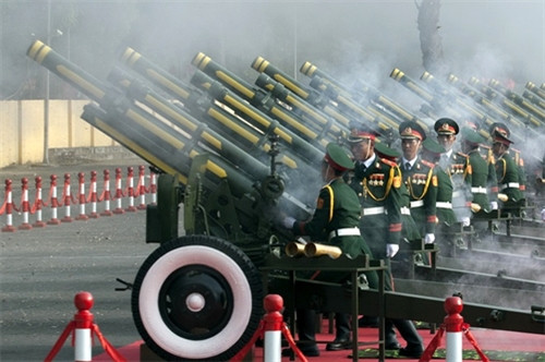 炮弹装填。（图片来源：越南快讯网）