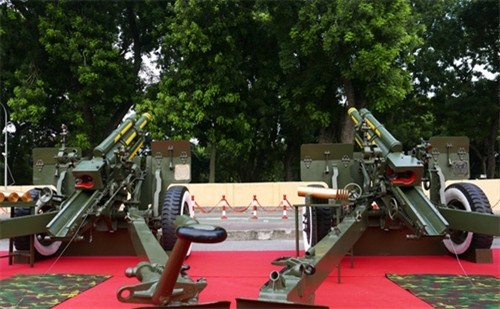 礼炮使用M2A1 105毫米炮弹，25门礼炮被架设在升龙皇城，炮管向往巴亭广场（图片来源：越南快讯网）