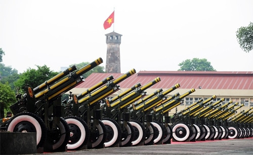 9月2日，秋高气爽，太阳明媚，清风微微的吹起，礼炮队整齐等待。（图片来源：越南快讯网）