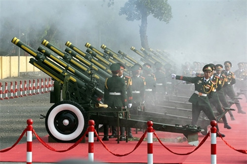 奏国歌仪式结束时，也就是完成鸣放21响礼炮的时候。（图片来源：越南快讯网） （完）