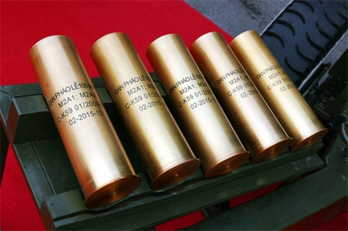 国防工业总局z113厂生产的礼炮炮弹，这次使用的是105毫米礼炮。（图片来源：越南快讯网）