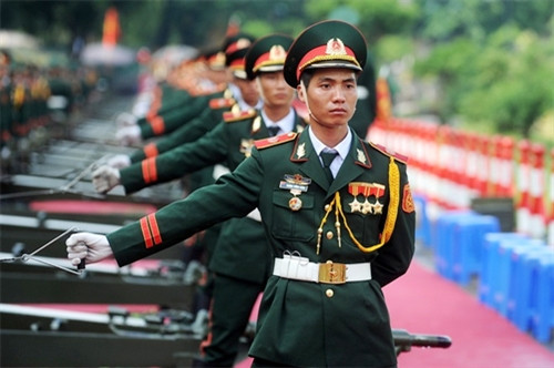 7点5分钟，与奏起国歌的同时，礼炮就开始鸣放。（图片来源：越南快讯网）