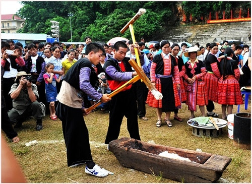 赫蒙族同胞在春天的舂糍耙习俗。