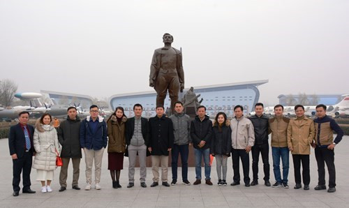 越南人民军青年军官代表团参观中国航空博物馆。
