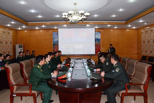 越南人民军年轻军官代表团听取有关警卫3师的简介。