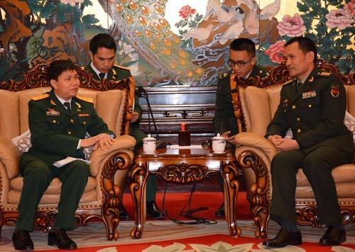陈曰能中校与刘忠斌大校进行交谈。