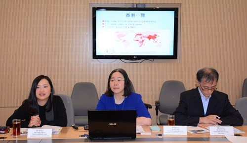 中国香港特别行政区政府领导代表向越南人民军青年军官代表团介绍该特区的发展历程。 (图片来源：《人民军队报网》)