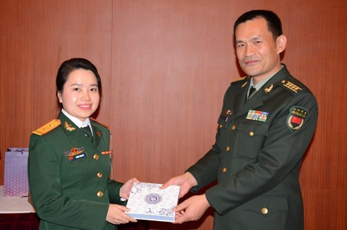 刘忠斌大校向越南人民军年轻军官代表赠送纪念品。