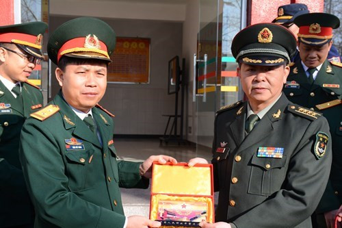 黎力大校向陈曰能中校赠送纪念品。