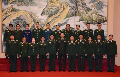刘忠斌大校与越南人民军年轻军官代表团合影留念。